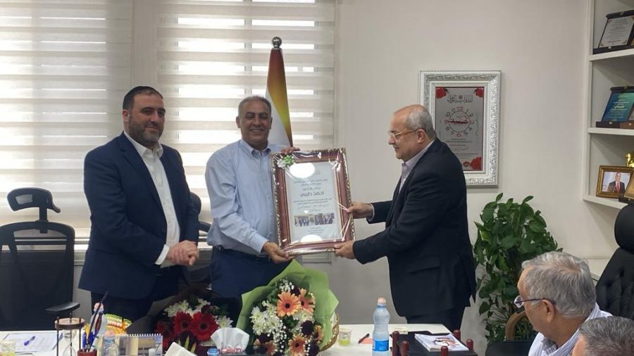 رئيس بلدية كفرقرع يقدم شهادة تقدير للنائب احمد الطيبي لدوره بالإعلان عن كفرقرع مدينة